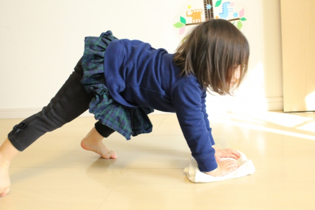 雑巾がけをする子ども
