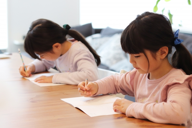 姿勢の良い子ども
