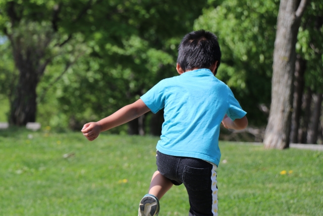スキップをする子ども