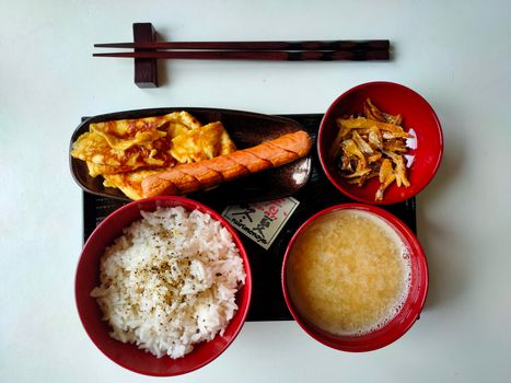 朝食をとる子ども