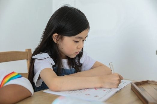 机で勉強する子