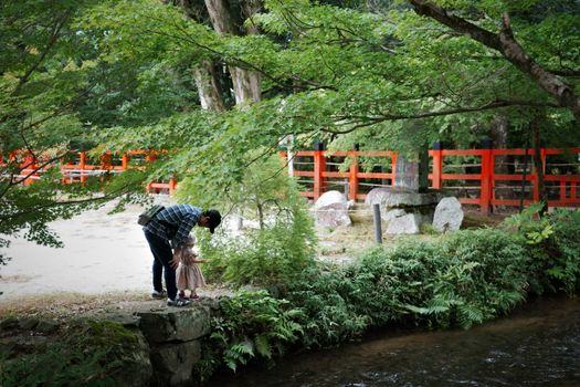 励ます親子