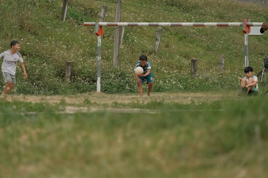 ボール遊びをする子ども