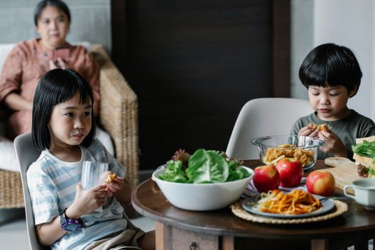 元気に食事する子ども