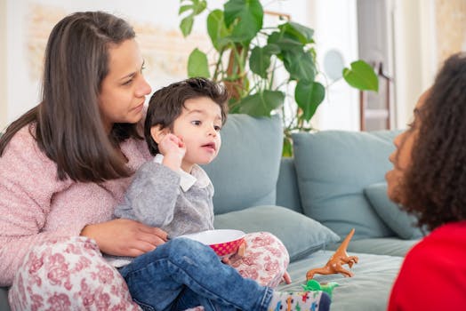 子どもと向き合う両親