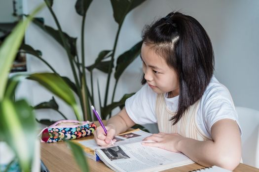 勉強する子ども