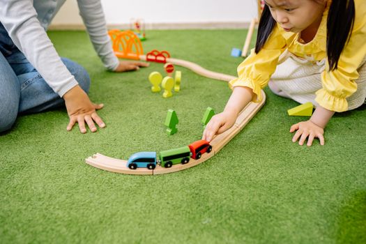 知育おもちゃで遊ぶ子
