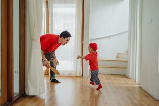 家で遊ぶ子ども