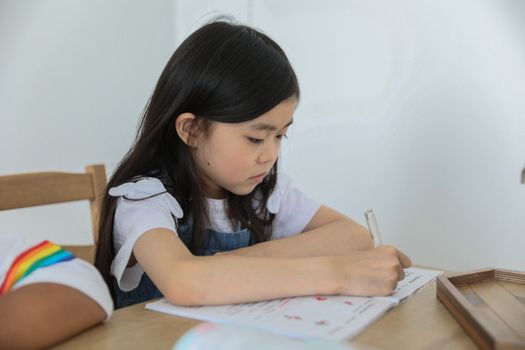 夏休みの宿題をする子