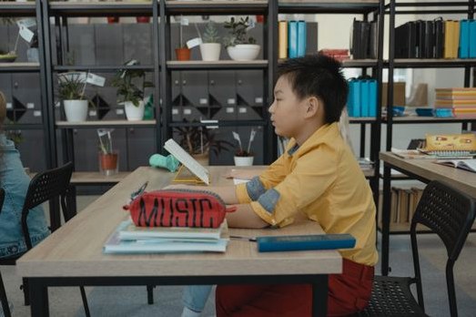 学習椅子に座る子