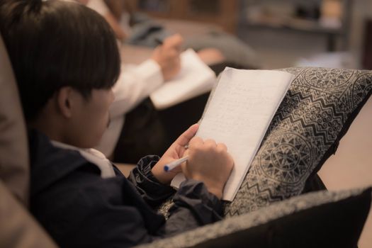正しい姿勢で学ぶ子