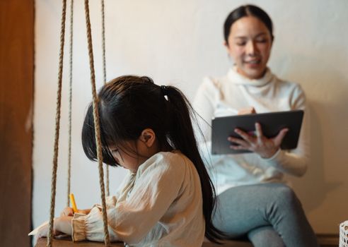 親子で勉強する様子