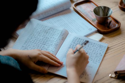 ノートに書く子ども