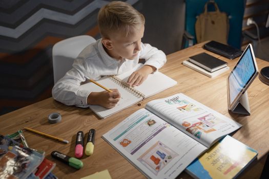 タブレットで英語を学ぶ子ども