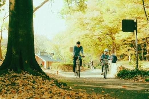 自転車に乗る子ども