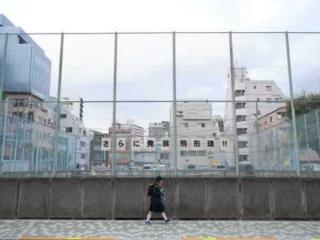 登校する子ども