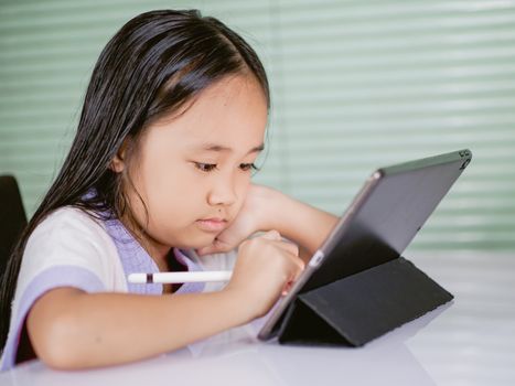 タブレットで学ぶ子ども