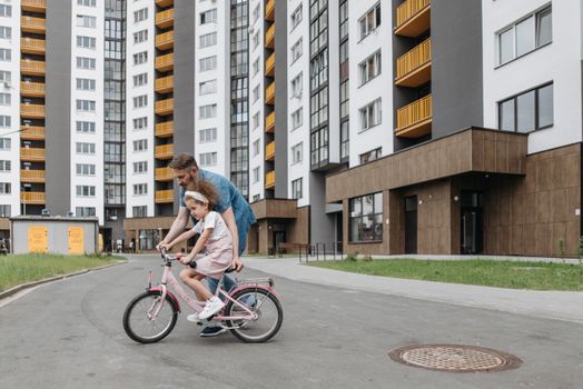 自転車の練習をする子ども