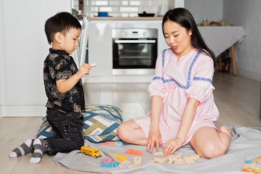 親子で遊ぶ様子