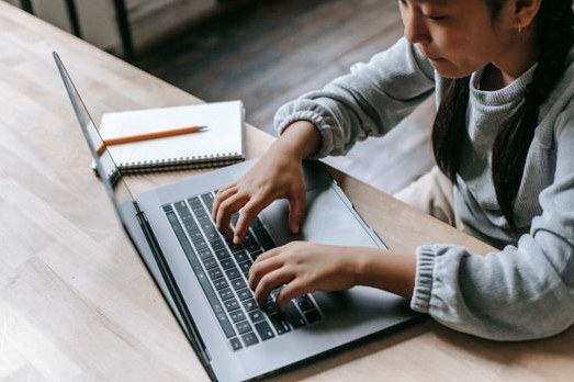 家で勉強する子ども