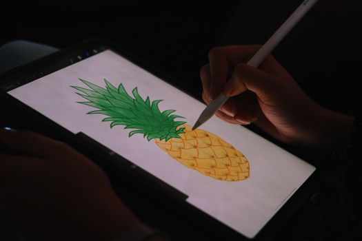 タブレットで創作する子