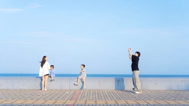 キャッチボールをする子ども