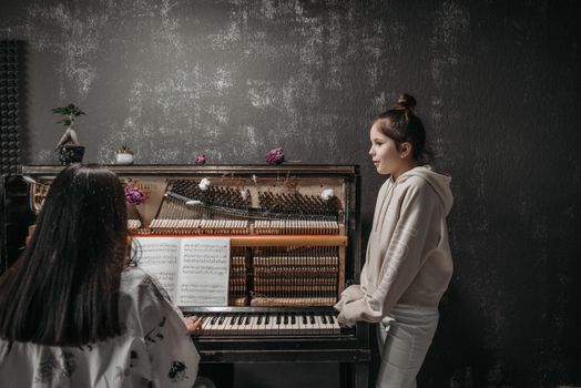 ピアノのレッスンを受ける子ども