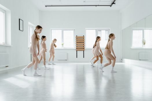 ダンスを練習する子どもたち