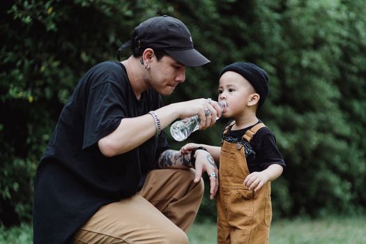 水筒の水を飲む子ども