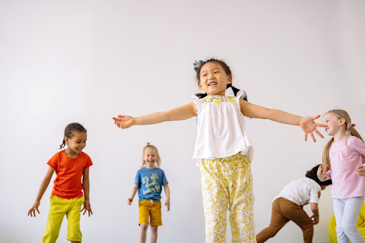 みんなで楽しく踊る子どもたち
