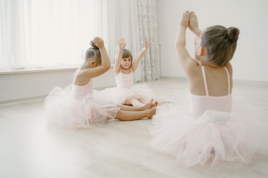 ダンスを練習する子どもたち